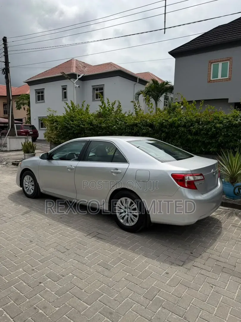Toyota Camry LE 4dr Sedan (2.5L 4cyl 6A) 2012 Silver