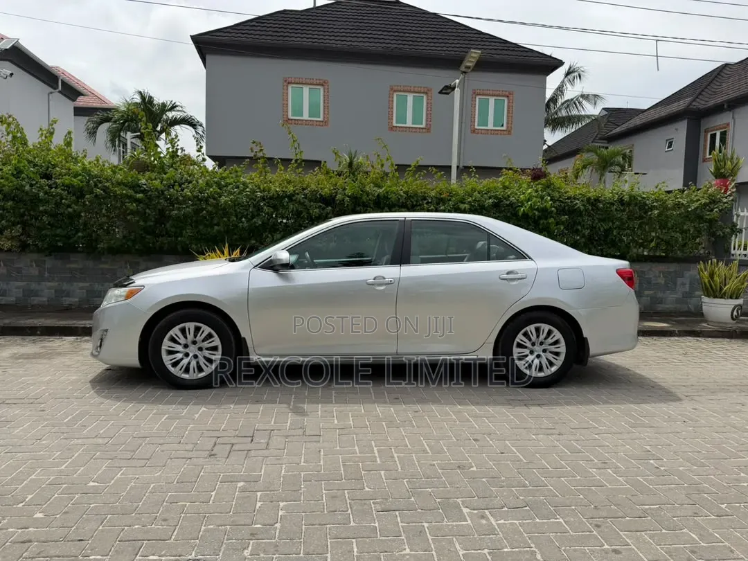 Toyota Camry LE 4dr Sedan (2.5L 4cyl 6A) 2012 Silver