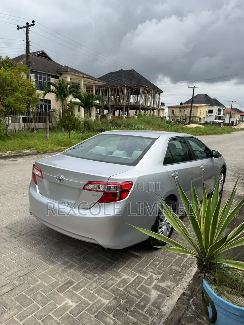 Toyota Camry LE 4dr Sedan (2.5L 4cyl 6A) 2012 Silver