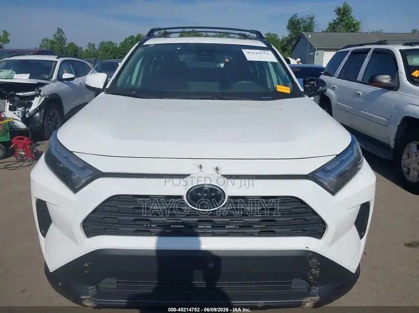 Toyota RAV4 XLE 2021 White
