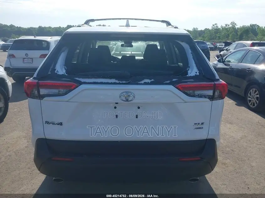 Toyota RAV4 XLE 2021 White