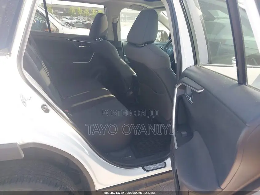 Toyota RAV4 XLE 2021 White