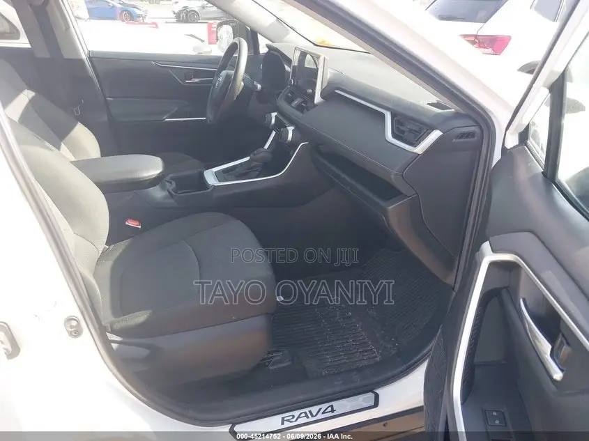 Toyota RAV4 XLE 2021 White
