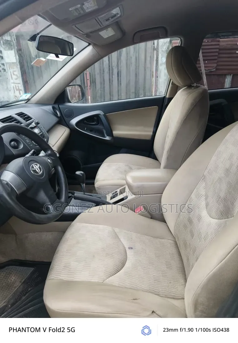 Toyota RAV4 2010 Gold