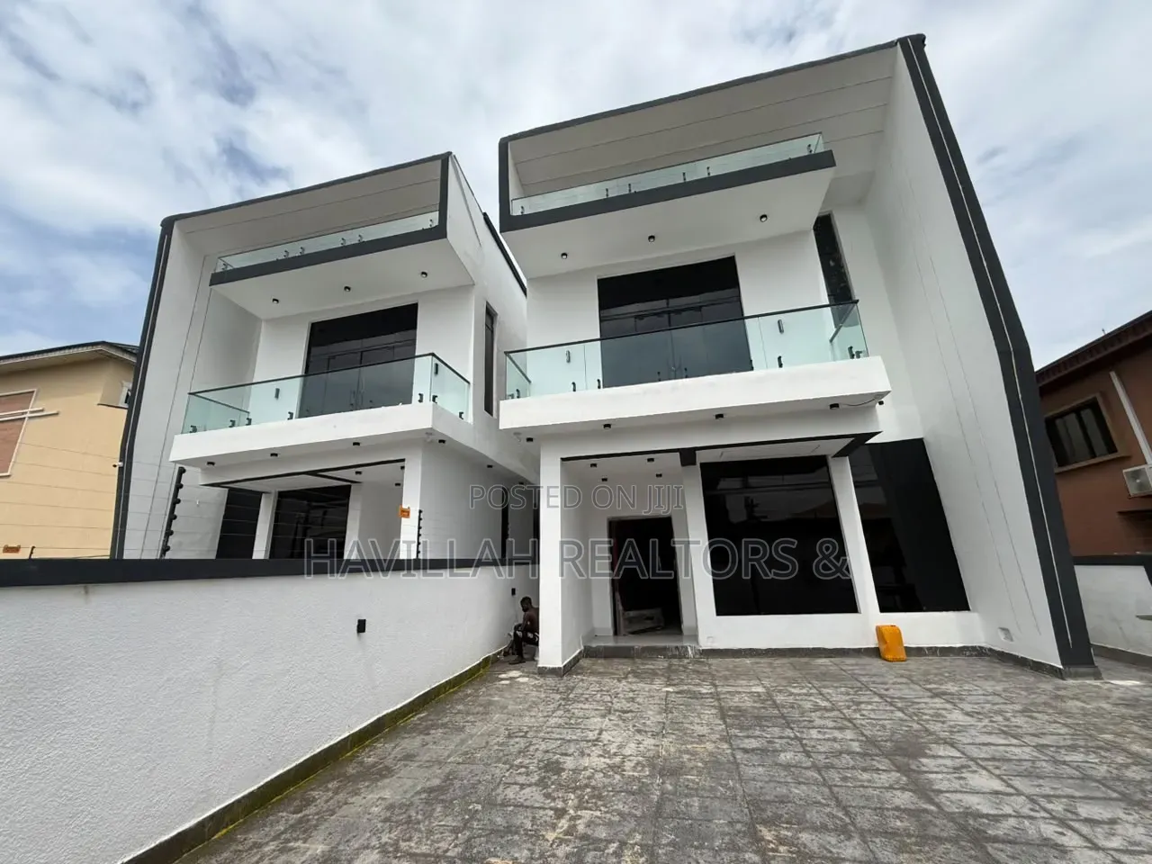 5bdrm Duplex in Ikota for sale