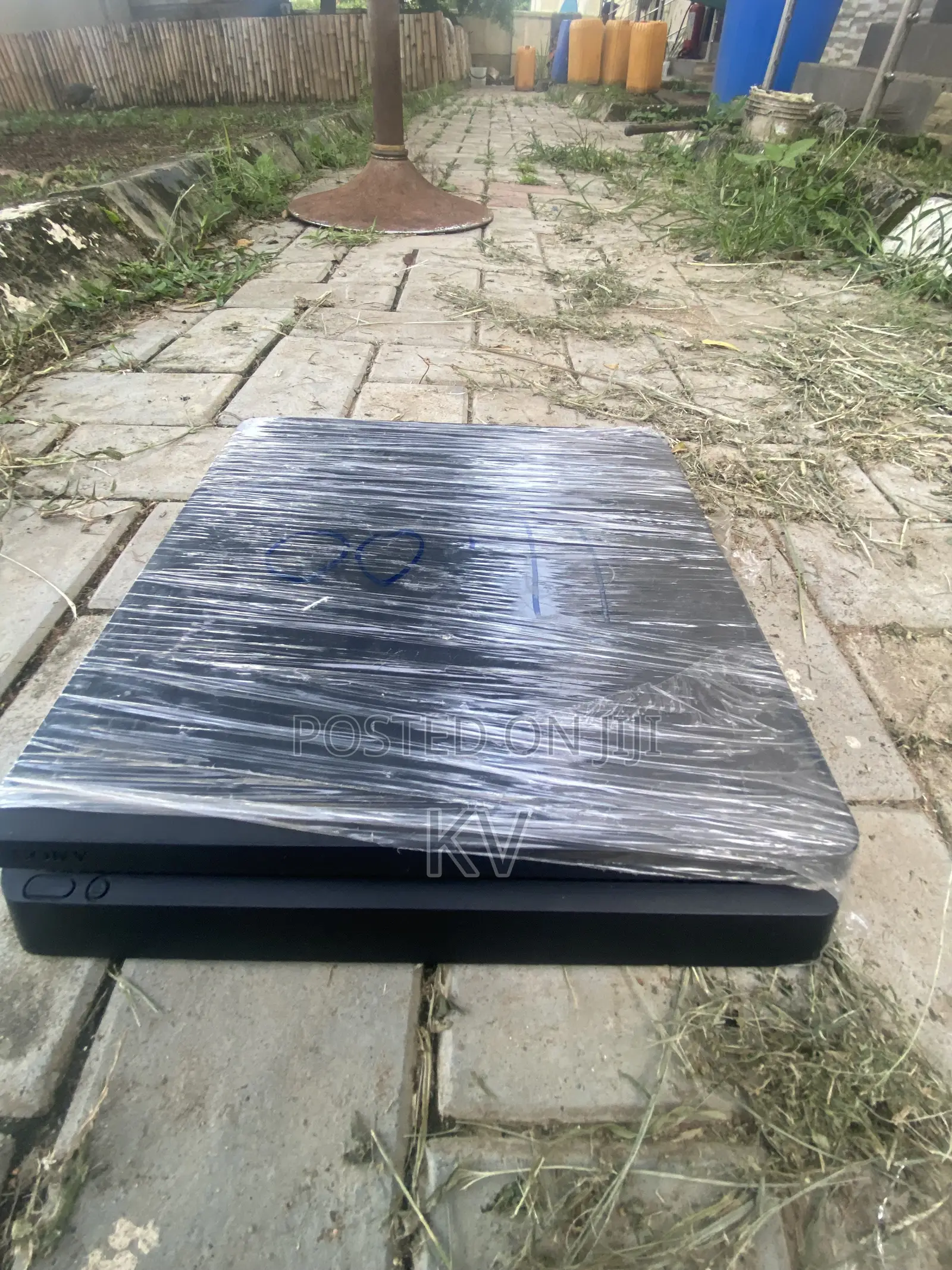Hacked PS4 With Games and 2 Controllers