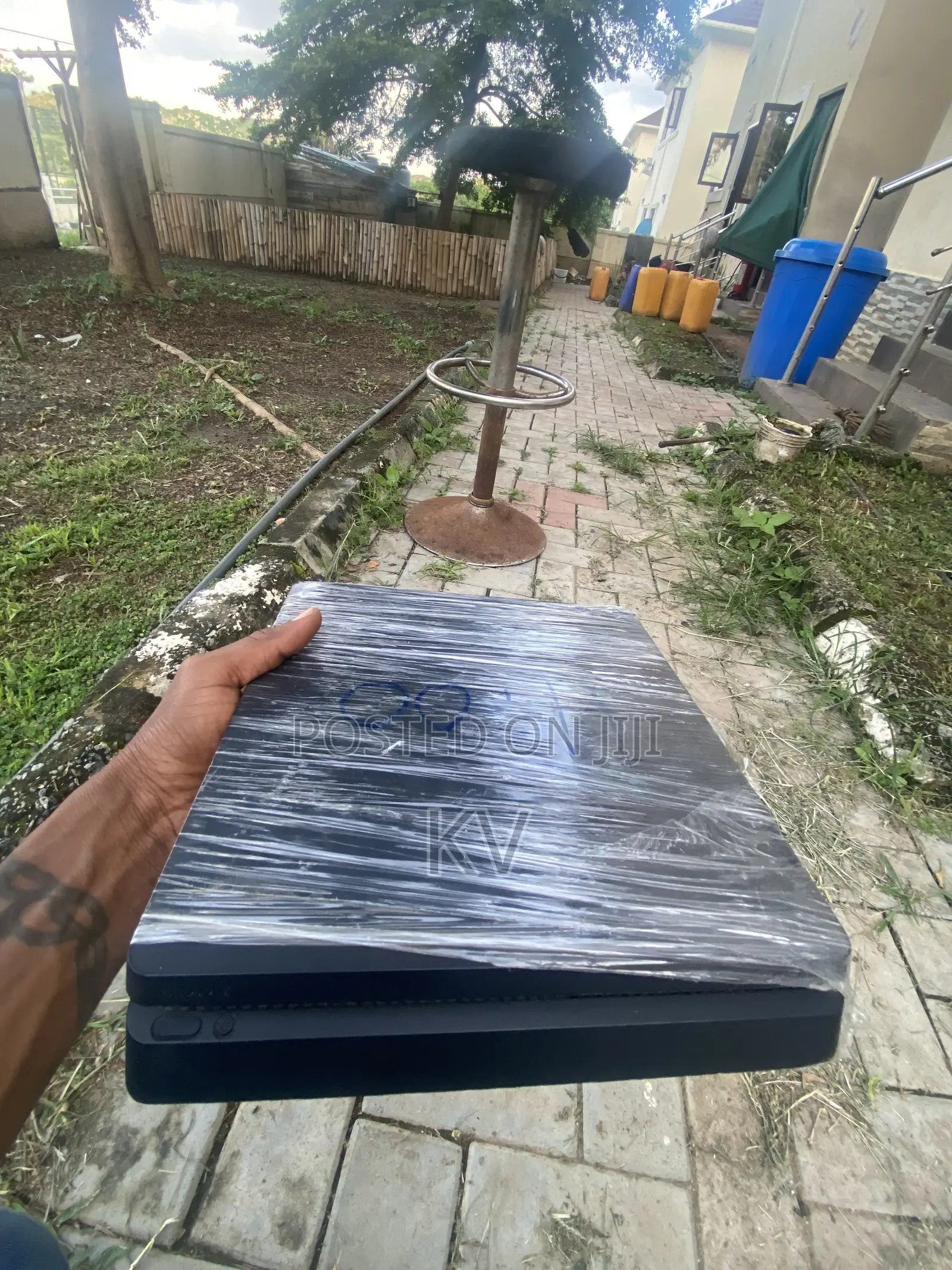 Hacked PS4 With Games and 2 Controllers