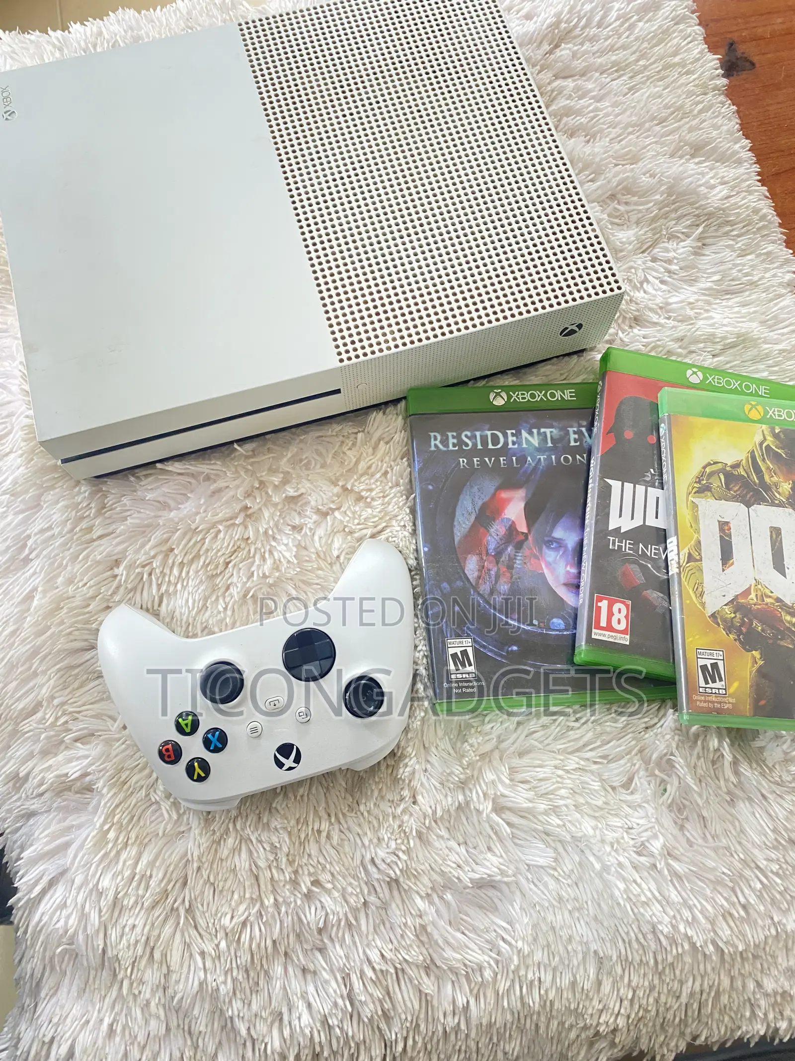 Xbox One S With One Pad and 2 Cd Games