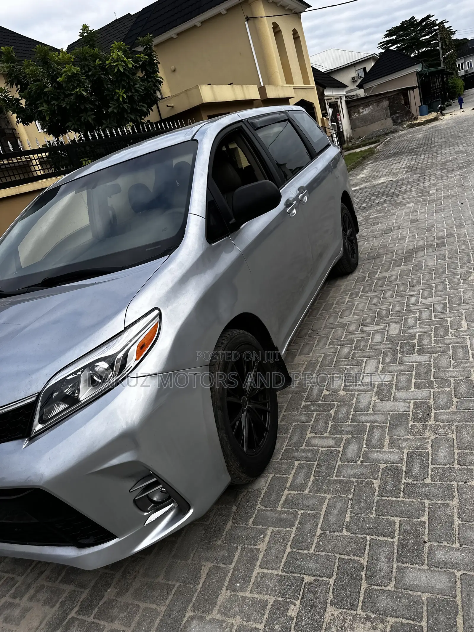 Toyota Sienna 2011 Silver