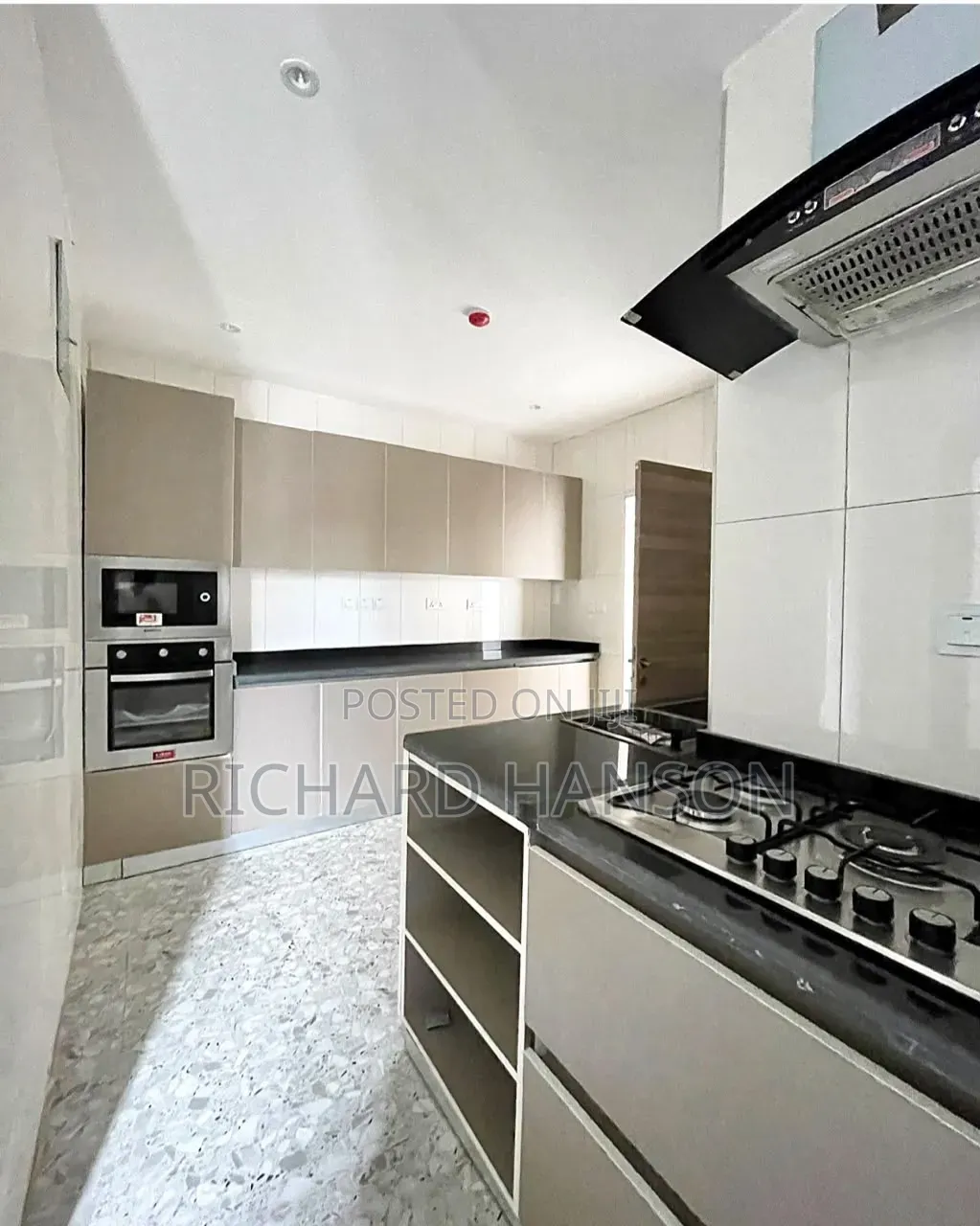 3bdrm Apartment in Secured, Lekki Phase 1 for sale