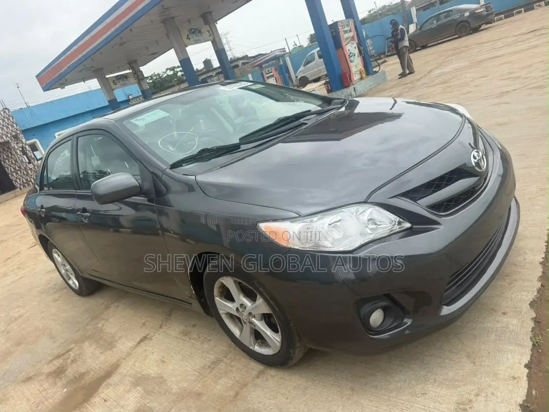 Toyota Corolla LE 4dr Sedan (1.8L 4cyl 4A) 2012 Gray
