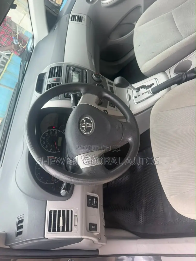 Toyota Corolla LE 4dr Sedan (1.8L 4cyl 4A) 2012 Gray