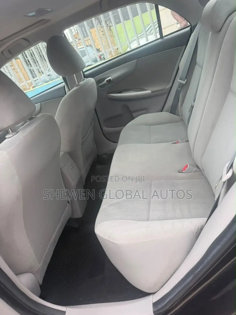 Toyota Corolla LE 4dr Sedan (1.8L 4cyl 4A) 2012 Gray