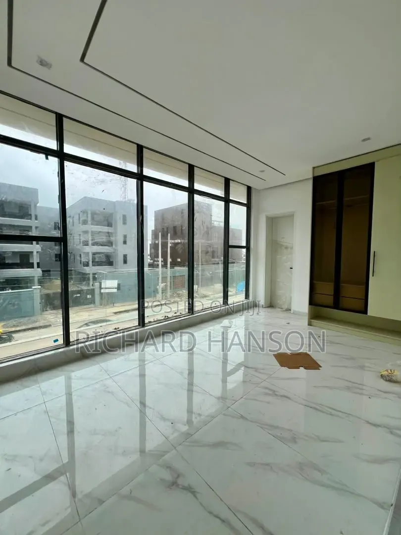 2bdrm Apartment in Secured, Lekki Phase 1 for sale