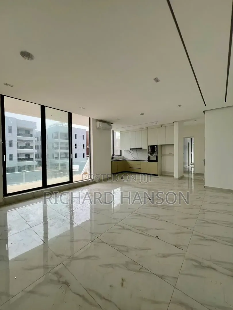 2bdrm Apartment in Secured, Lekki Phase 1 for sale