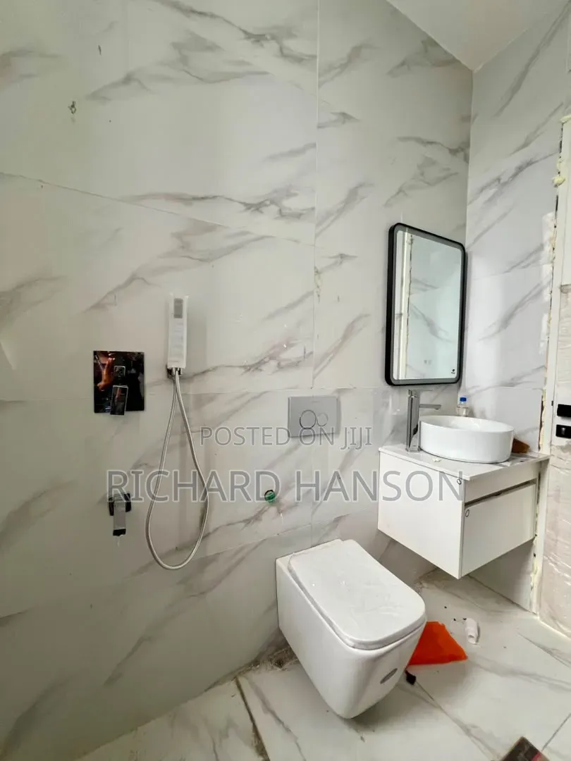 2bdrm Apartment in Secured, Lekki Phase 1 for sale