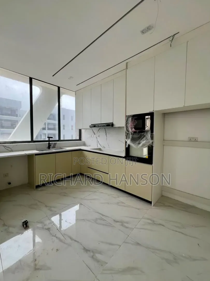 2bdrm Apartment in Secured, Lekki Phase 1 for sale