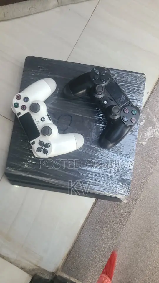 Hacked PS4 With Games and 2 Controllers