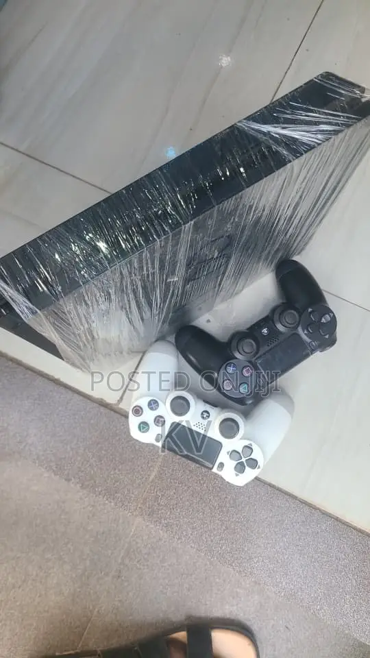 Hacked PS4 With Games and 2 Controllers