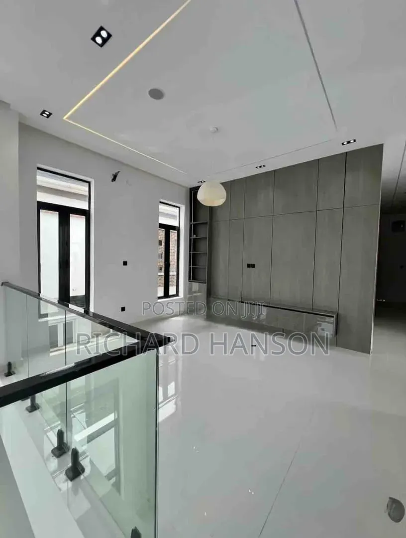 5bdrm Duplex in Ikota for sale