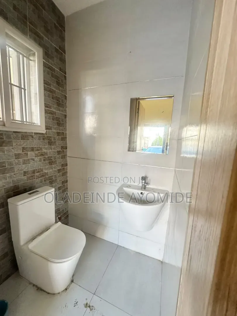Mini Flat in Royal Pine Gate 1, Chevron for rent