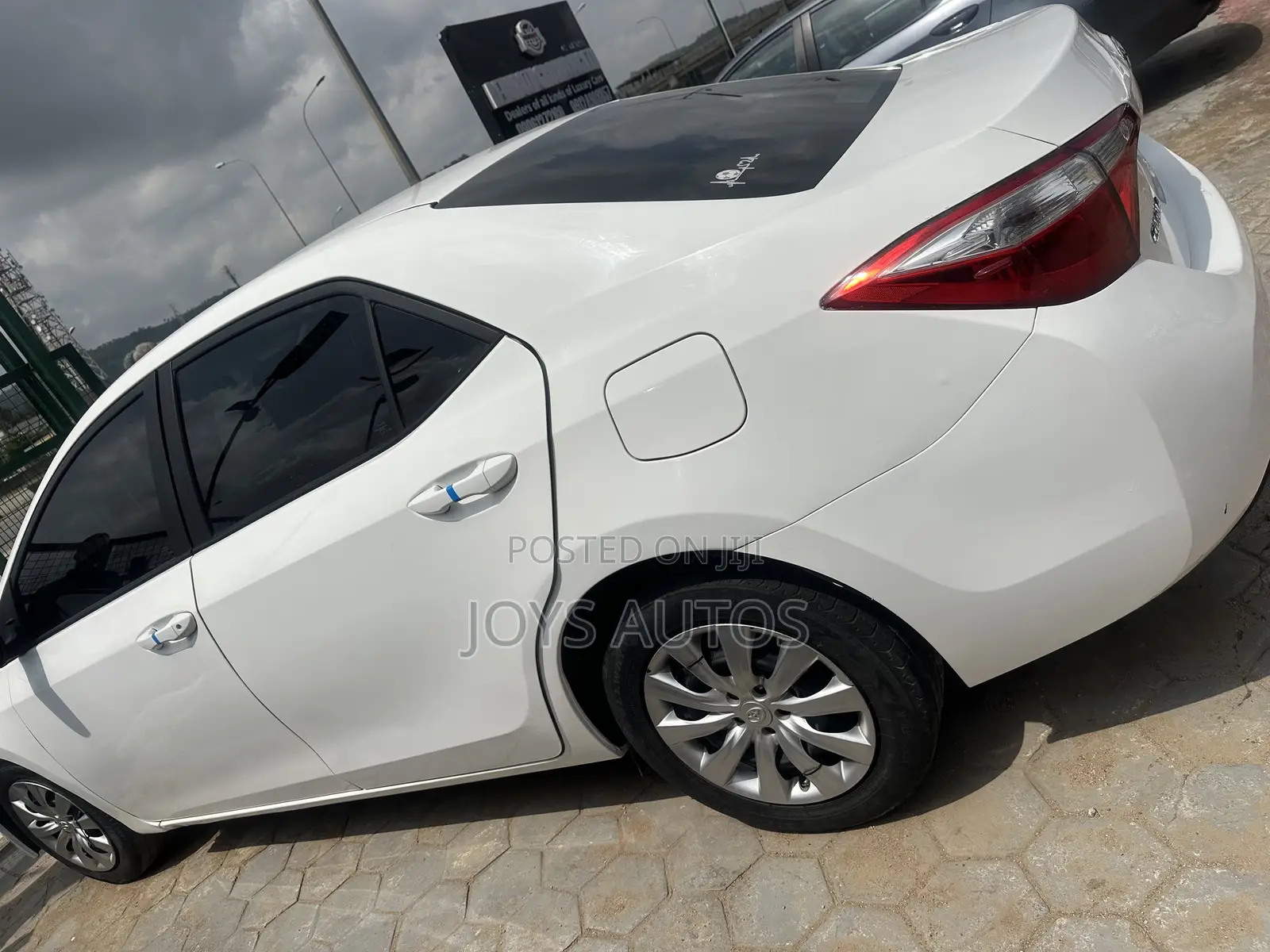 Toyota Corolla LE Premium 4dr Sedan (1.8L 4cyl CVT) 2016 White