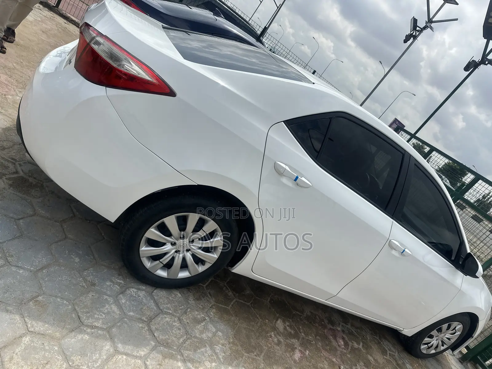 Toyota Corolla LE Premium 4dr Sedan (1.8L 4cyl CVT) 2016 White