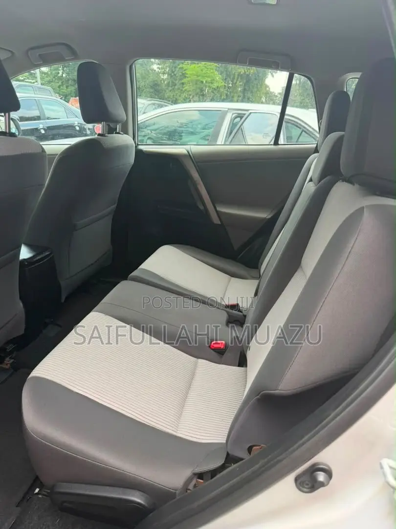 Toyota RAV4 LE 4dr SUV AWD (2.5L 4cyl 6A) 2015 Silver