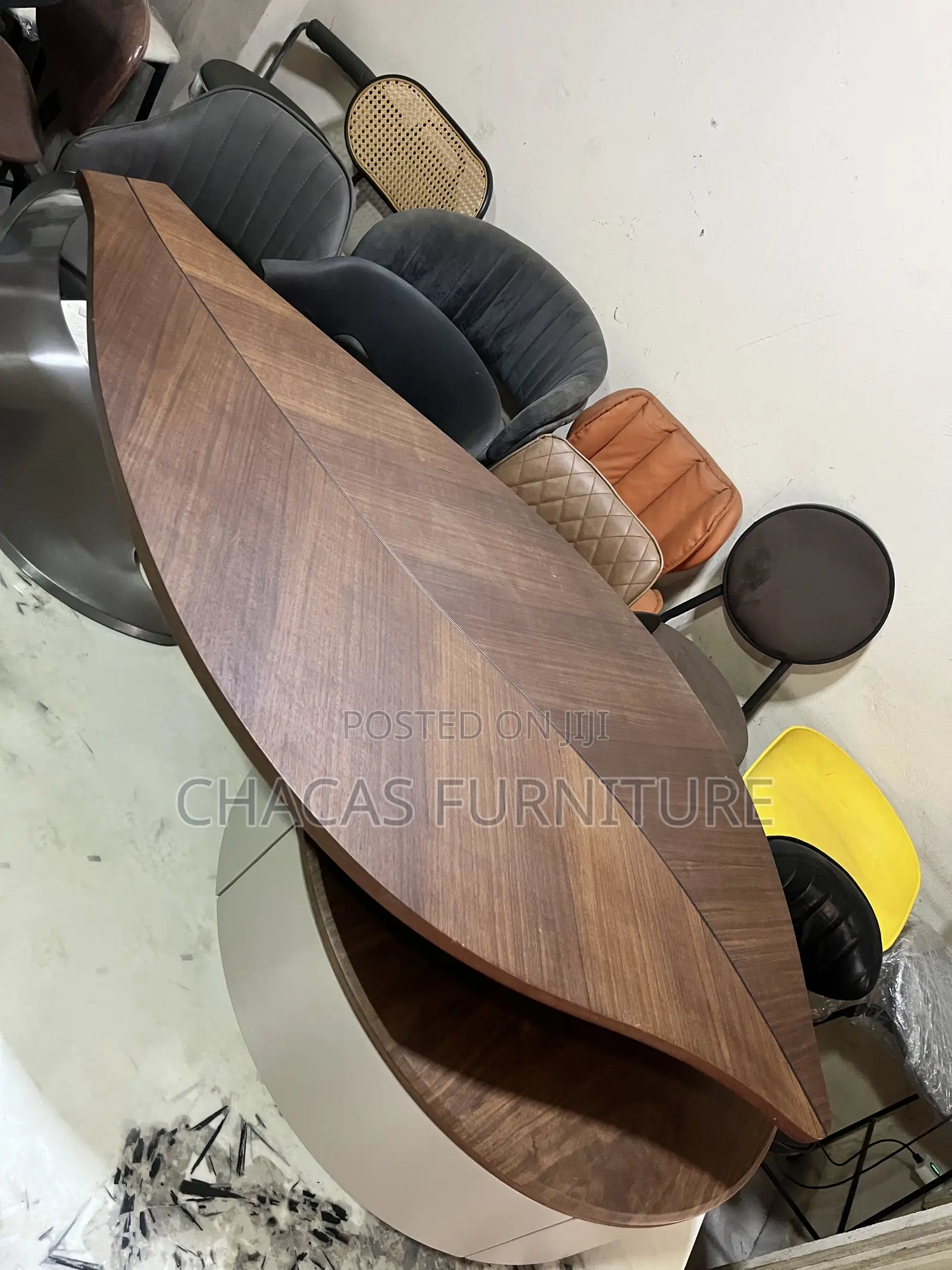 Luxury Leaf-Shaped Wooden Center Table With Curved Metallic Stand