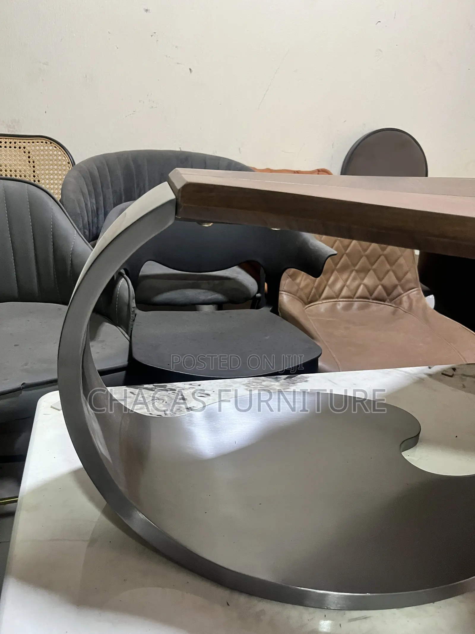 Luxury Leaf-Shaped Wooden Center Table With Curved Metallic Stand