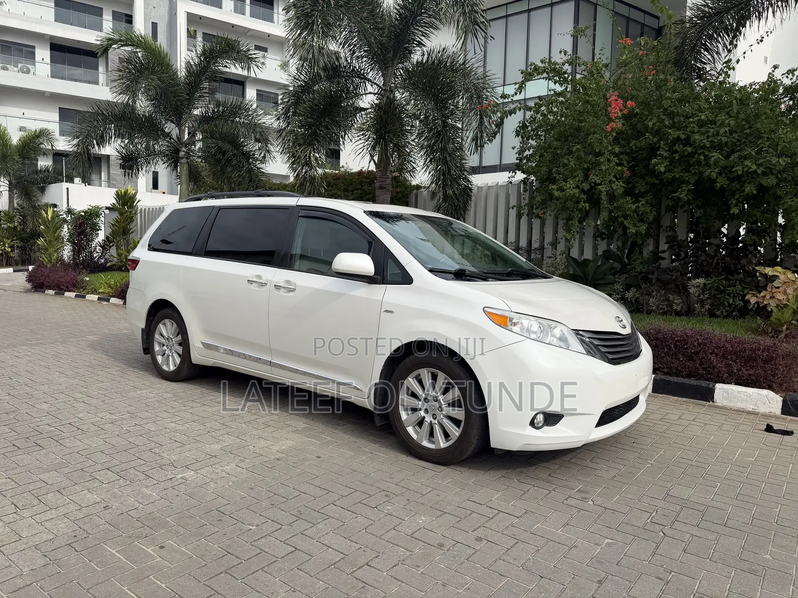 Toyota Sienna XLE Premium 7 Passenger (3.5L 6cyl 8A) 2017 White