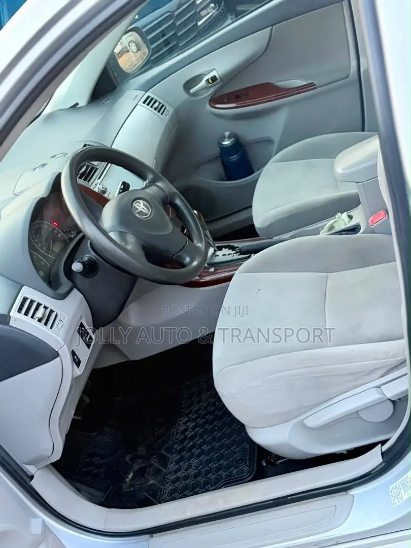 Toyota Corolla LE 4dr Sedan (1.8L 4cyl 4A) 2011 Silver