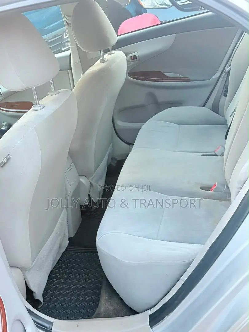 Toyota Corolla LE 4dr Sedan (1.8L 4cyl 4A) 2011 Silver
