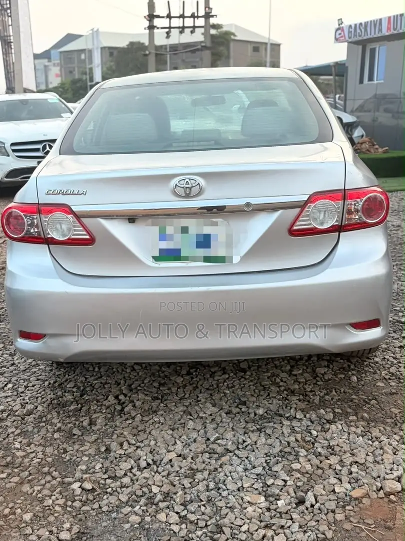 Toyota Corolla LE 4dr Sedan (1.8L 4cyl 4A) 2011 Silver