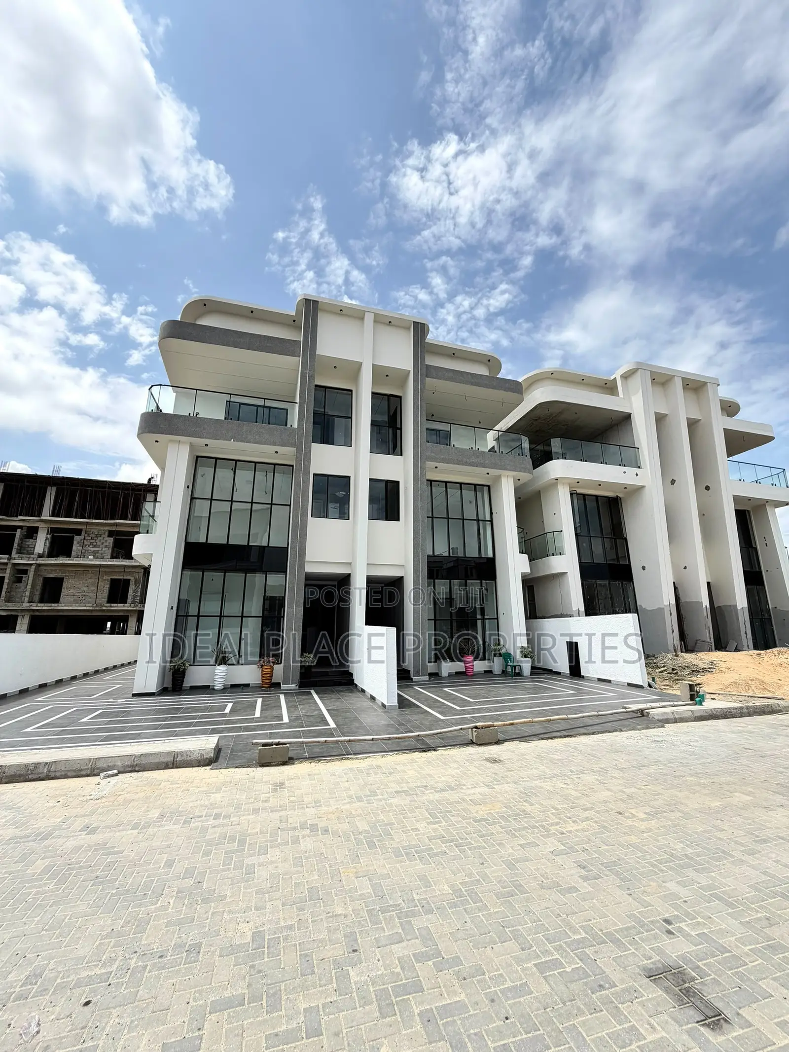 5bdrm Duplex in Lekki Phase 1 for sale