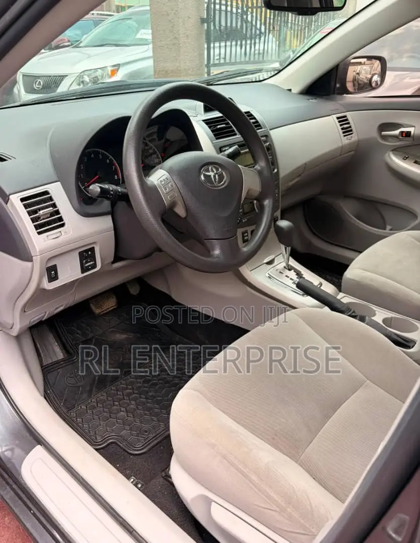 Toyota Corolla LE 4dr Sedan (1.8L 4cyl 4A) 2012 Gray