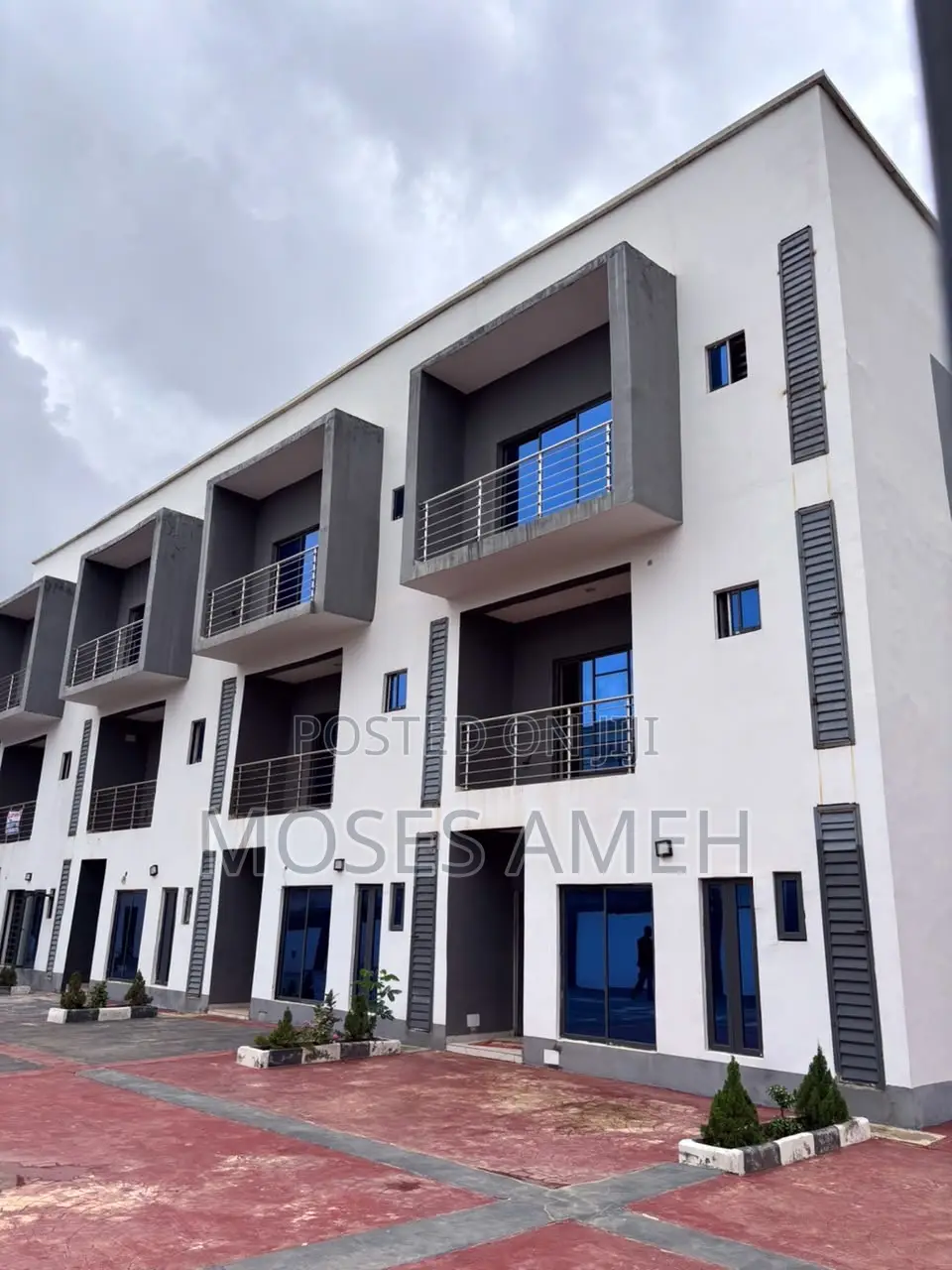 4bdrm Duplex in Gaduwa for sale