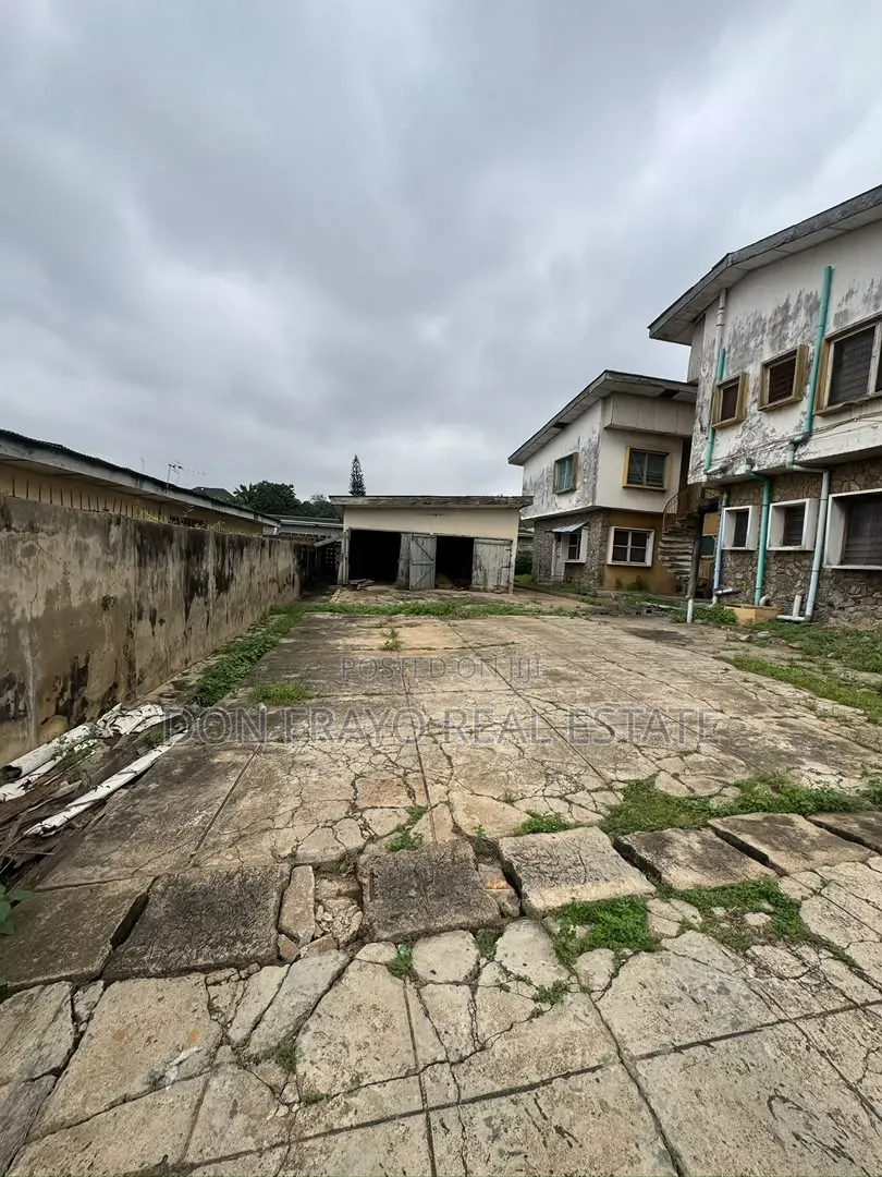 10bdrm Block of Flats in Ikolaba Estate, Ibadan for sale