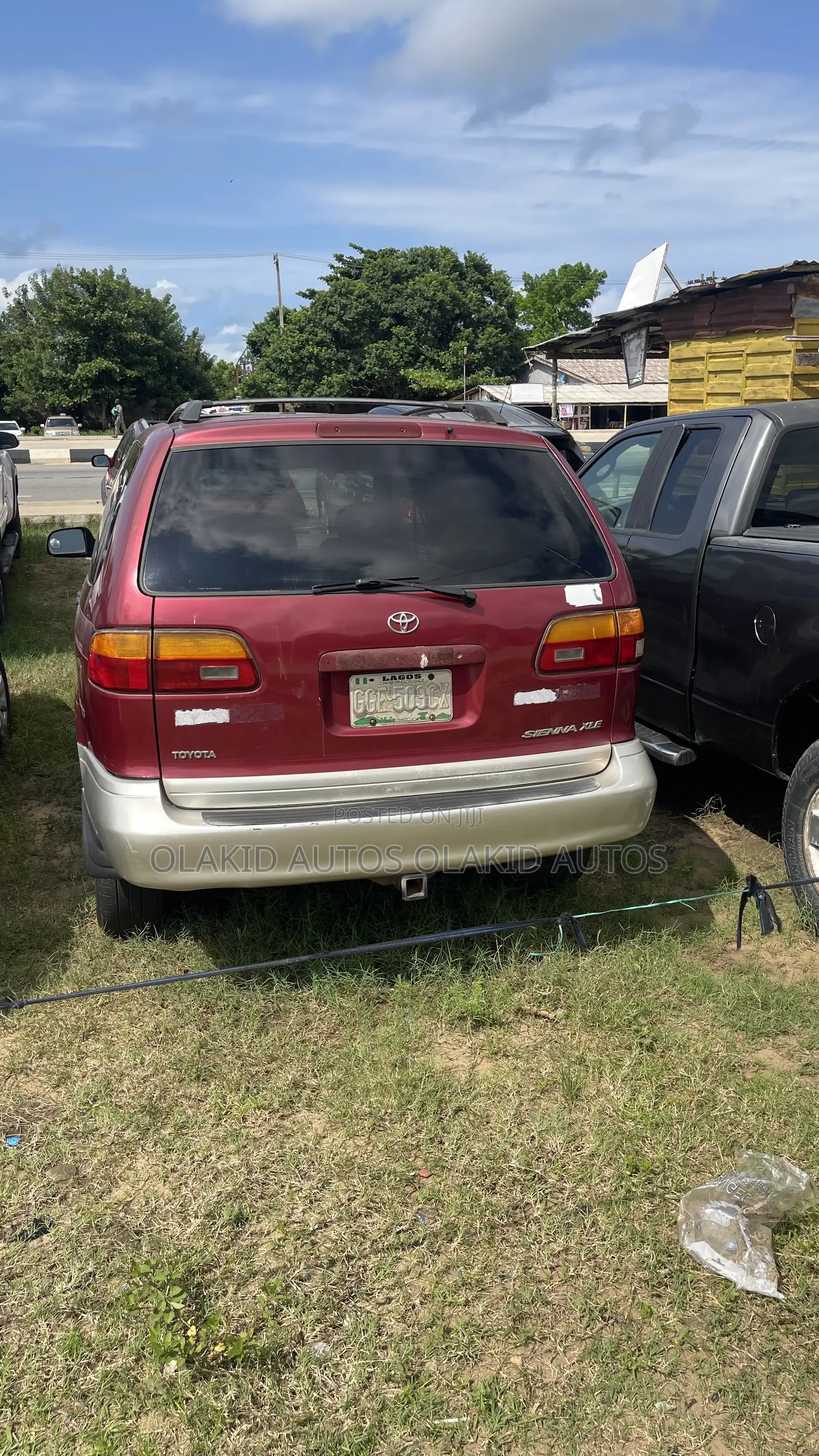 Toyota Sienna LE & 1 hatch 2000 Red