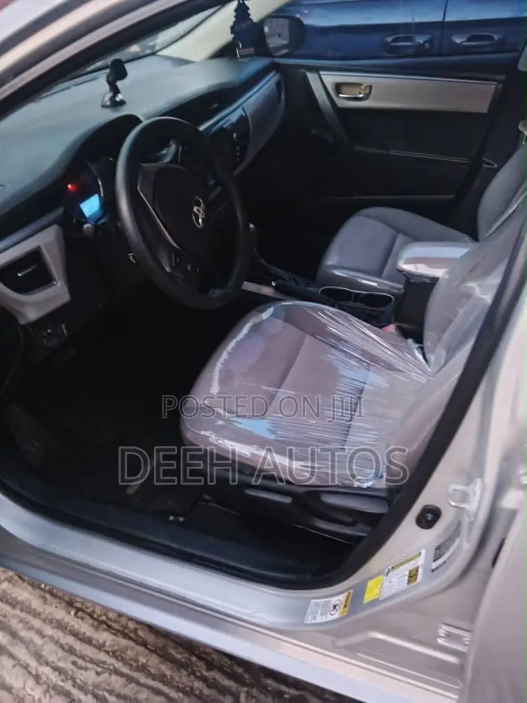 Toyota Corolla LE 4dr Sedan (1.8L 4cyl CVT) 2014 Silver