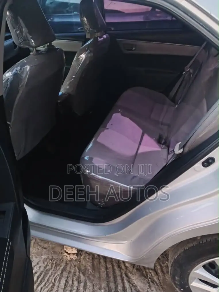 Toyota Corolla LE 4dr Sedan (1.8L 4cyl CVT) 2014 Silver