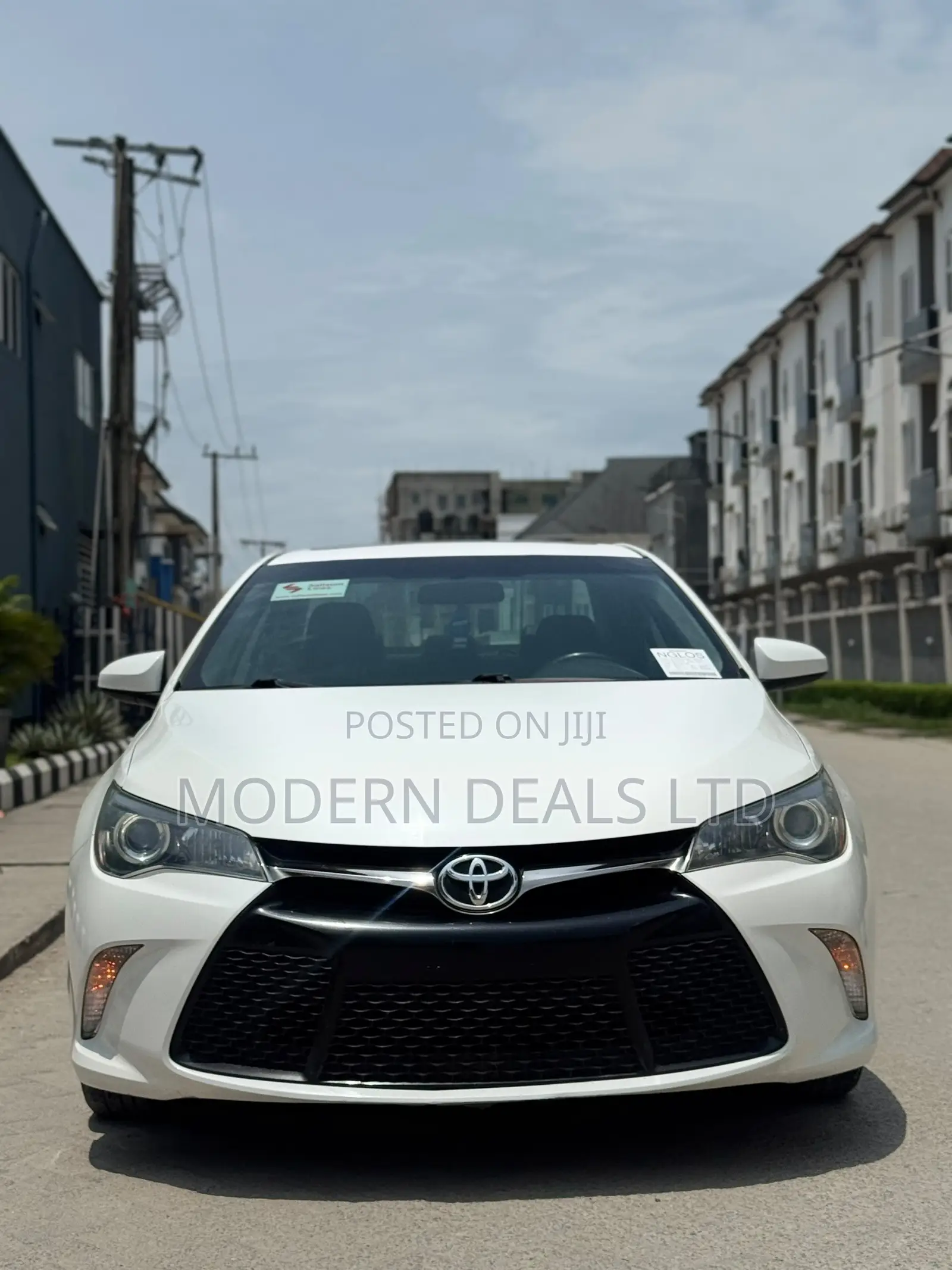 Toyota Camry SE w/Special Edition Pkg (2.5L 4cyl 6A) 2016 White