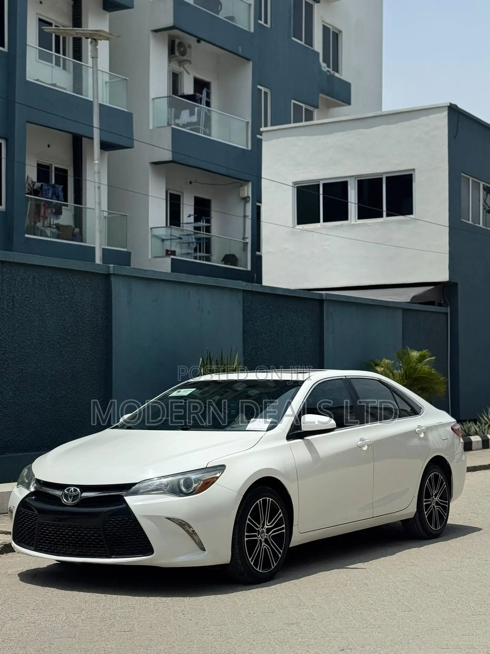 Toyota Camry SE w/Special Edition Pkg (2.5L 4cyl 6A) 2016 White