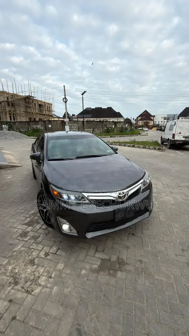 Toyota Camry XLE 4dr Sedan (2.5L 4cyl 6A) 2012 Gray
