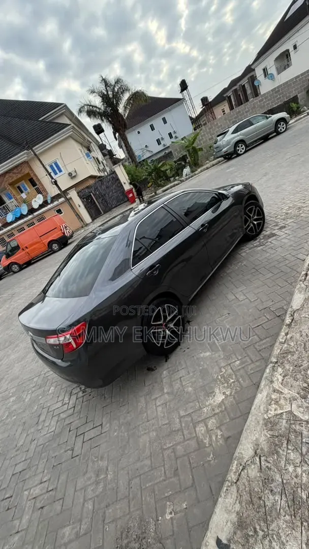 Toyota Camry XLE 4dr Sedan (2.5L 4cyl 6A) 2012 Gray