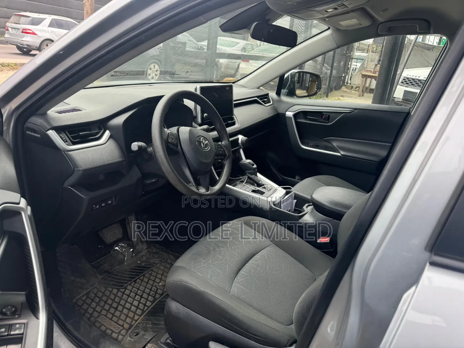 Toyota RAV4 LE 2025 Silver