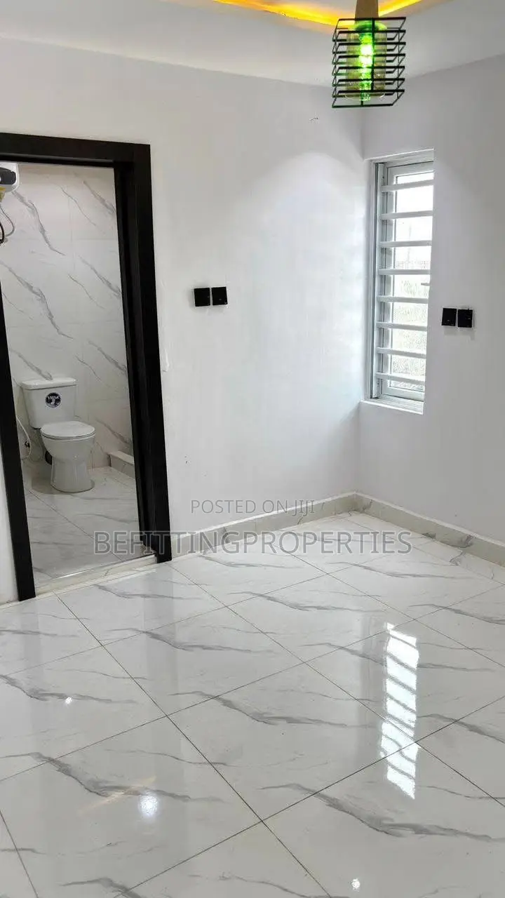 7bdrm Block of Flats in Alakuko for sale