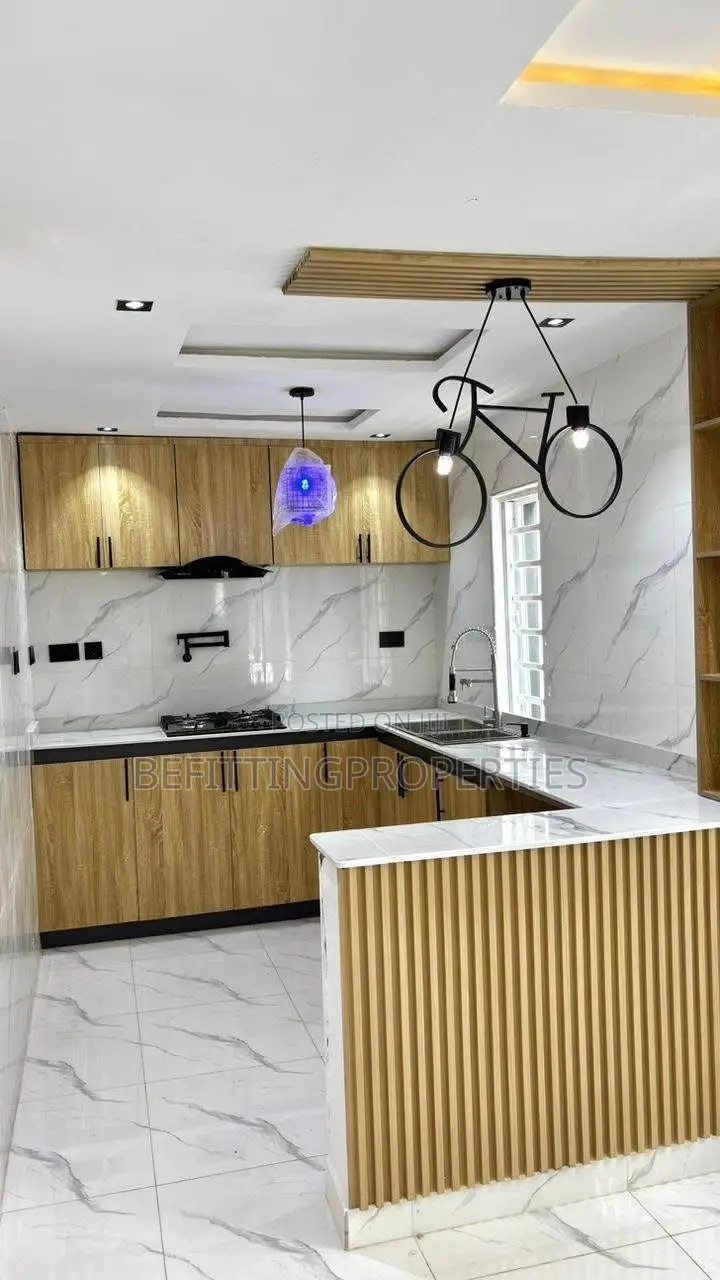 7bdrm Block of Flats in Alakuko for sale