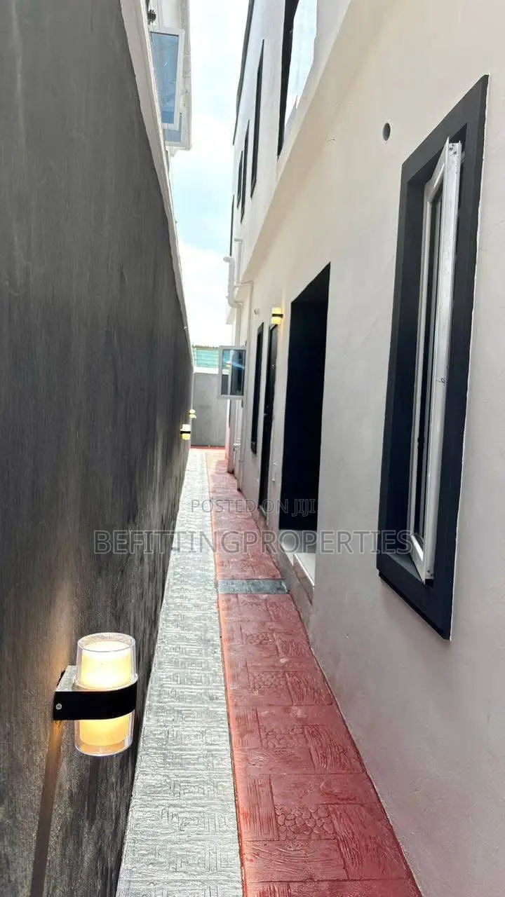 7bdrm Block of Flats in Alakuko for sale