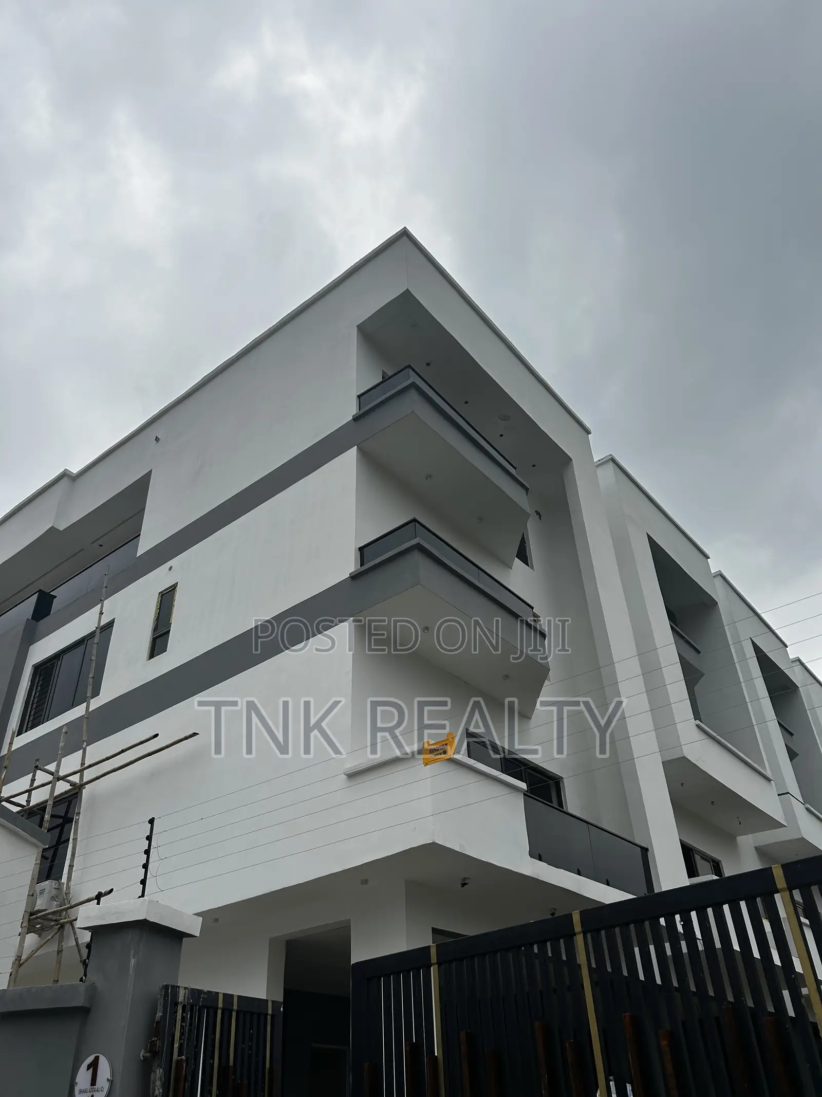 Furnished 5bdrm Townhouse/Terrace in Katampe for sale